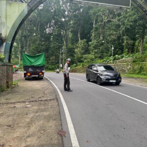 Sat Lantas Polres Lombok Utara Laksanakan Strong Point dan Himbau Pengendara Tertib Berlalu Lintas
