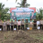 Polres Loteng dan Masyarakat Laksanakan Tanam Raya Jagung, Dukung Ketahanan Pangan