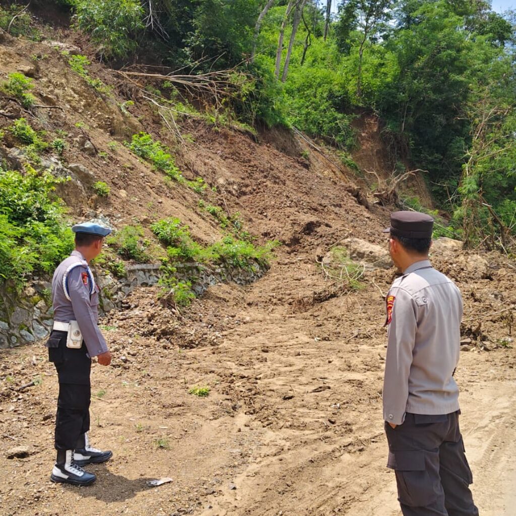 Wisata Aman dan Nyaman: Patroli Polsek Lembar di Batu Melangit Sasar 3C & Cuaca Ekstrem