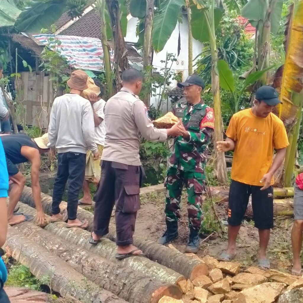 Semangat Kebersamaan di Sekotong: TNI-Polri dan Warga Gotong Royong Atasi Bencana