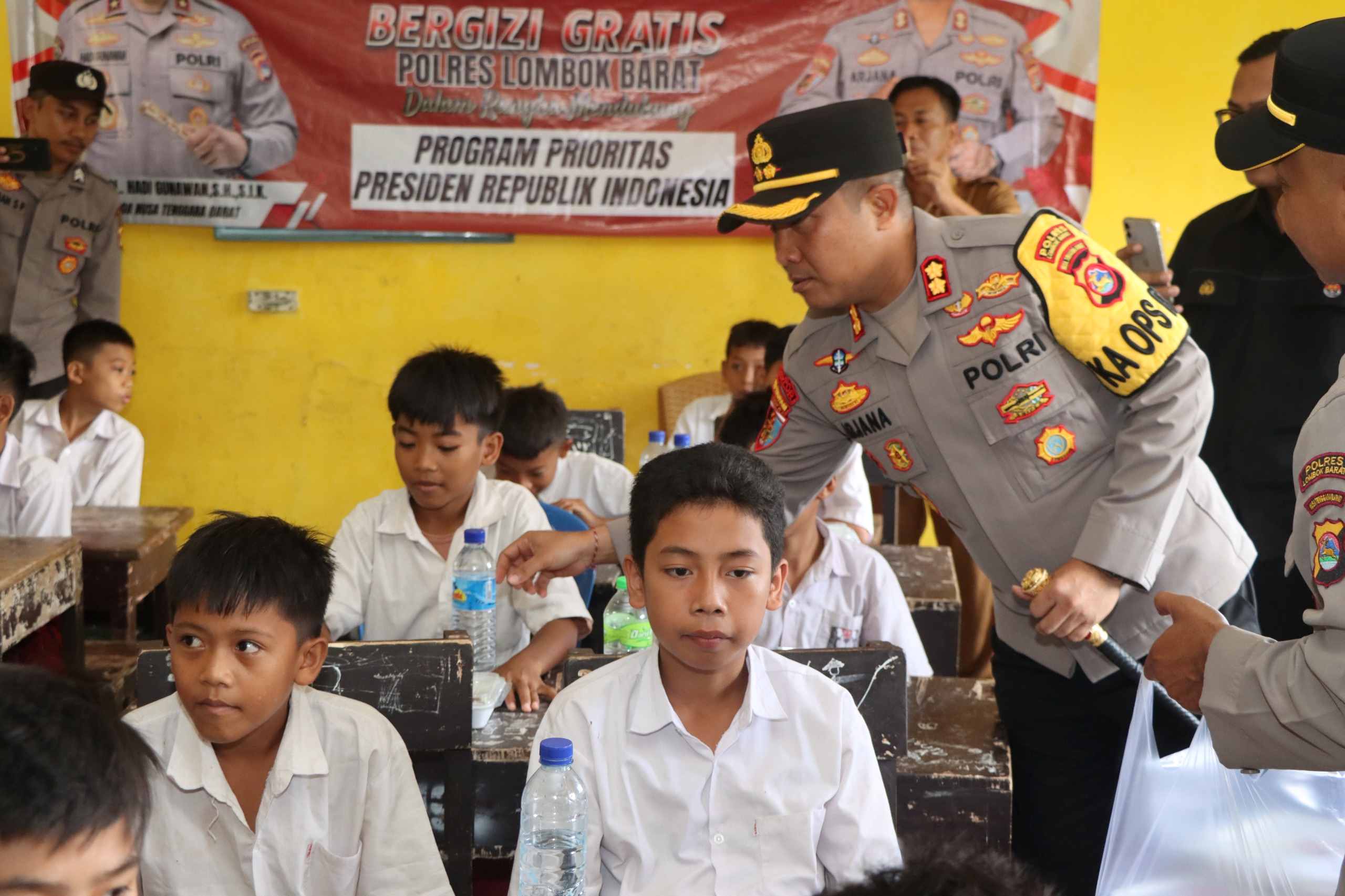 Kapolres Lombok Barat Pimpin Bagikan Makanan Bergizi, Wujud Dukungan Program Prioritas Presiden