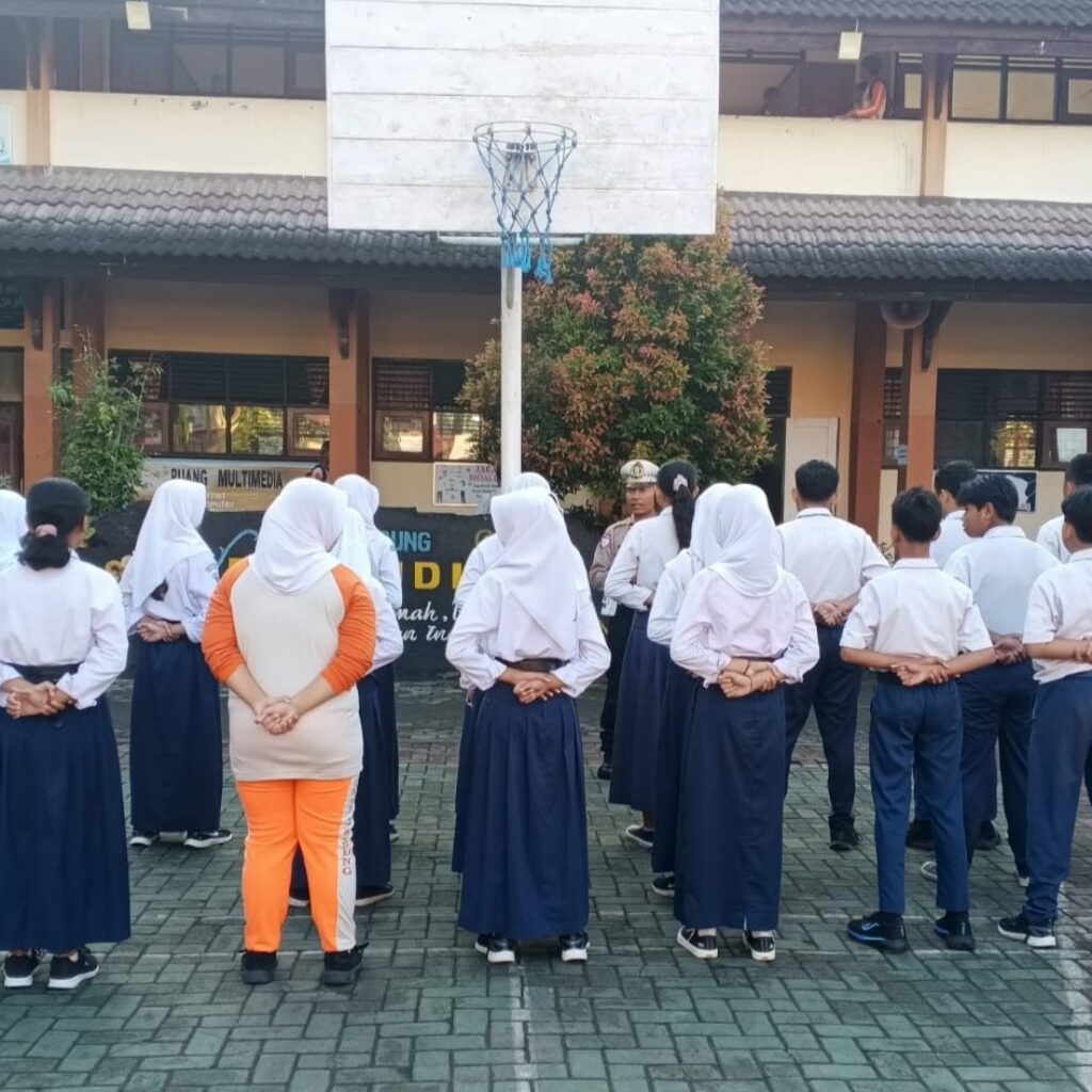 Polisi Sambangi SMPN 1 Gerung, Edukasi Tertib Lalu Lintas Sejak Dini