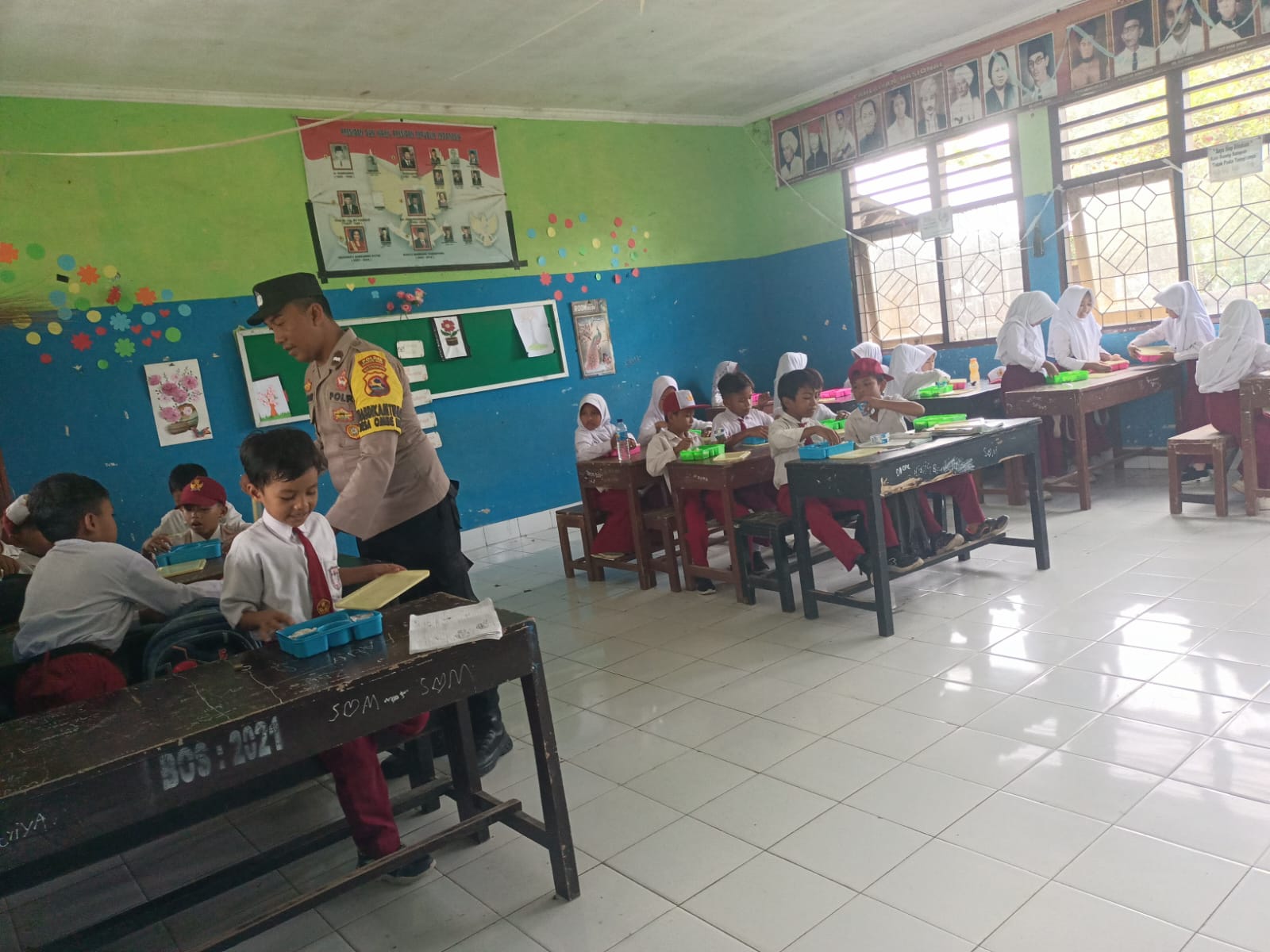 Polsek Kediri Kawal Program Makanan Bergizi Gratis di SDN 2 Ombe