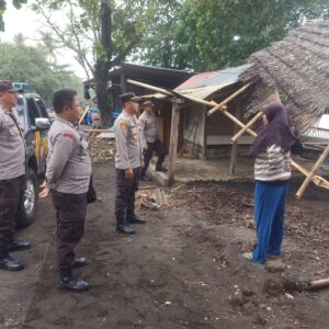 Polsek Kayangan Bersama Warga Bergotong Royong Bersihkan Sisa Puing Akibat Cuaca Ekstrem