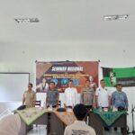 Lombok Utara – Kapolsek Bayan Polres Lombok Utara Polda NTB, IPTU I Wayan Cipta Naya,SH.,M.I.Kom. menghadiri Seminar Nasional Pencegahan Narkoba dan Pernikahan Dini dengan tema “Membangun Generasi Yang Sehat Bebas Narkoba Dan Pernikahan Dini Demi Mewujudkan Generasi Emas 2045” bertempat di SMA N 2 Bayan KLU,Jumat 31/01/2025.   “Ketua Panitia HMI, Hasbullah menyampaikan hal yang perlu kita ketahui bersama yakni, pernikahan dini dapat merugikan anak dalam beberapa aspek, seperti ekonomi, kesehatan (baik mental maupun fisik), pendidikan, serta kebebasan mereka. Menikah di bawah umur rentan terhadap kesehatan reproduksi.  Kegiatan ini bertujuan untuk memberikan pemahaman dan kesadaran masyarakat terhadap bahaya narkoba dan pernikahan dini. Rendahnya pemahaman, mengakibatkan peningkatan pesat penyalahgunaan narkoba, pernikahan dini, Bahaya narkoba, berdampak pada generasi penerus bangsa juga perlu adanya kesadaran baik anak maupun orang tua,”paparnya.  Diwaktu yang sama, Ketua Umum HMI menerangkan tujuan umum kegiatan ini dilaksanakan untuk membangun ideologi adek-adek siswa SMA 2 Bayan untuk tidak menikah dibawah umur dan tidak menggunakan narkoba. Karena kedua permasalahan ini sangat rentan untuk adik – adik, apalagi seusia ini sangat cepat terpengaruh, maka dari itu perlunya sosialisasi/seminar seperti ini untuk menumbuhkan wawasan agar tidak cepat terjerumus oleh kedua permasalahan ini.  Pernikahan dini memiliki dampak buruk bagi kesehatan reproduksi, sehingga sangat memerlukan kematangan, kedewasaan baik mental maupun fisik, dan adanya pemahaman yang siap sebelum menjalani pernikahan. Kegiatan ini dilaksanakan untuk memberikan edukasi kepada adik-adik yang berada di SMAN 2 bayan tentang upaya pencegahan penyalahgunaan narkoba terhadap generasi penerus bangsa, juga sangat ditekankan pentingnya kesadaran dan kepedulian orang tua terhadap anak. Sosialisasi ini dilakukan dengan metode pemaparan materi, diskusi dan tanya jawab,”terangnya.  Kepala Sekolah SMAN 2 Bayan Muna’am, S.Pd, mengucapkan terimakasih kepada HMI dan Undikma yang telah memilih SMAN 2 Bayan sebagai tempat melaksanakan kegiatan ini, karena kegiatan ini sangat penting untuk anak – anak didik kita sebagai calon generasi emas. Khususnya dibayan, memang pernikahan dini ini sangat sering terjadi, karena saya liat kurang selektif menggunakan hp dan kurangnya pengawasan dari orang tua.  Terkait narkoba saat ini sangat marak, saya harapkan kepada anak-anak berhati-hati dalam bergaul, selektif menggunakan medsos, agar nantinya apa yang disampaikan oleh narasumber agar diperhatikan, di tanyakan agar kalian tau apa resikonya apabila menggunakan narkoba,”jelasnya.  Kapolsek Bayan IPTU I Wayan Cipta Naya,SH , menjelaskan, ditengah kesibukan kita semua, kita bisa hadir dalam kegiatan ini dalam keadaan sehat, berkaitan dengan kegiatan ini, kami dari Kepolisian Sektor Bayan Polres Lombok Utara Polda NTB, mengapresiasi kegiatan ini, karena ini sangat penting untuk di laksanakan agar di ketahui dampak dari pernikahan dini dan bahaya narkoba oleh adek-adek kita.  Narkoba merupakan musuh bersama, karena kalau kita tidak bisa hadapi secara bersama-sama maka kita akan kalah, karena biasanya penjahat ini selangkah lebih depan, karena narkoba bukan untuk di coba-coba dampak kepada diri kita dan lingkungan kita sangat beresiko,”ujarnya.  Pesan saya untuk anak-anak generasi penerus bangsa terkait narkoba agar di jauhi dan hindari, kemudian untuk pernikahan dini sebelum memiliki penghasilan yang cukup, sebelum memiliki skill jangan coba-coba untuk menikah,” tandasnya