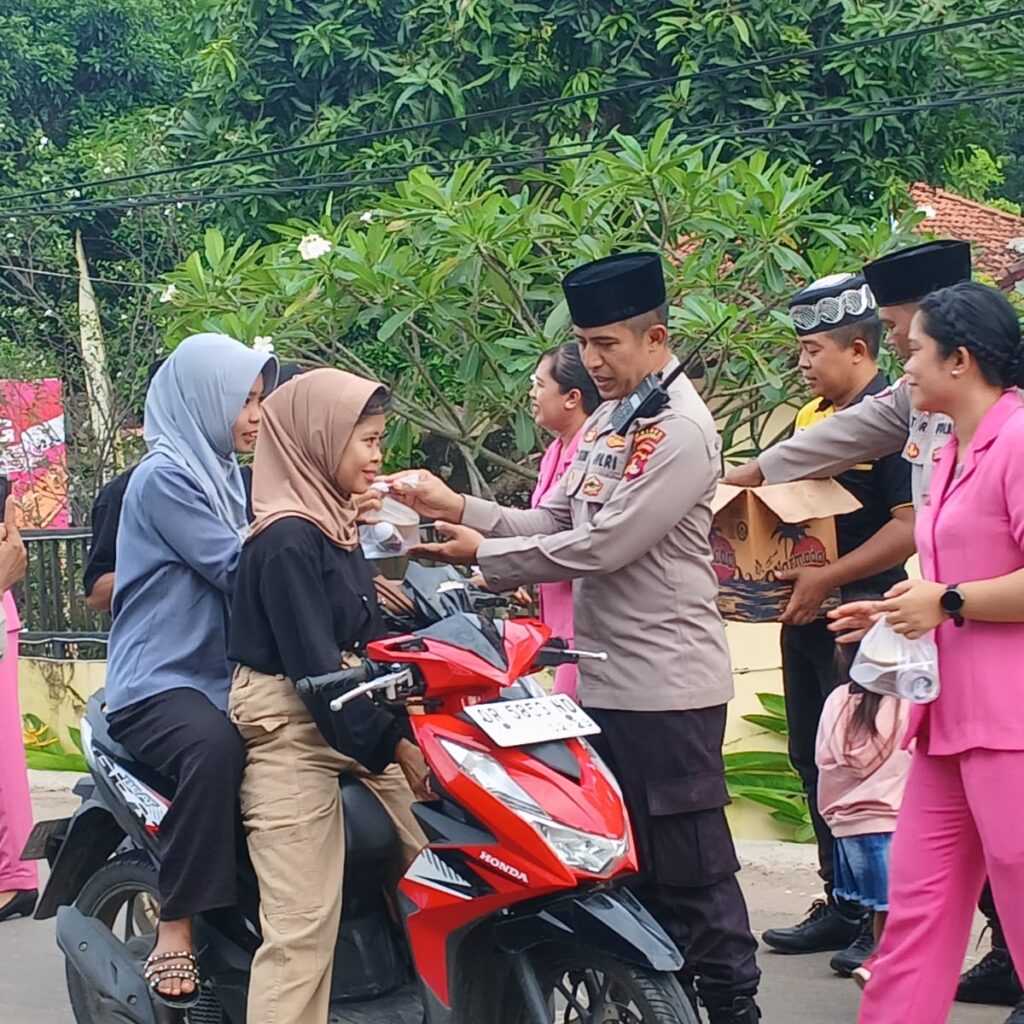 Indahnya Berbagi! Polsek Sekotong Tebar Takjil dan Pesan Kamtibmas