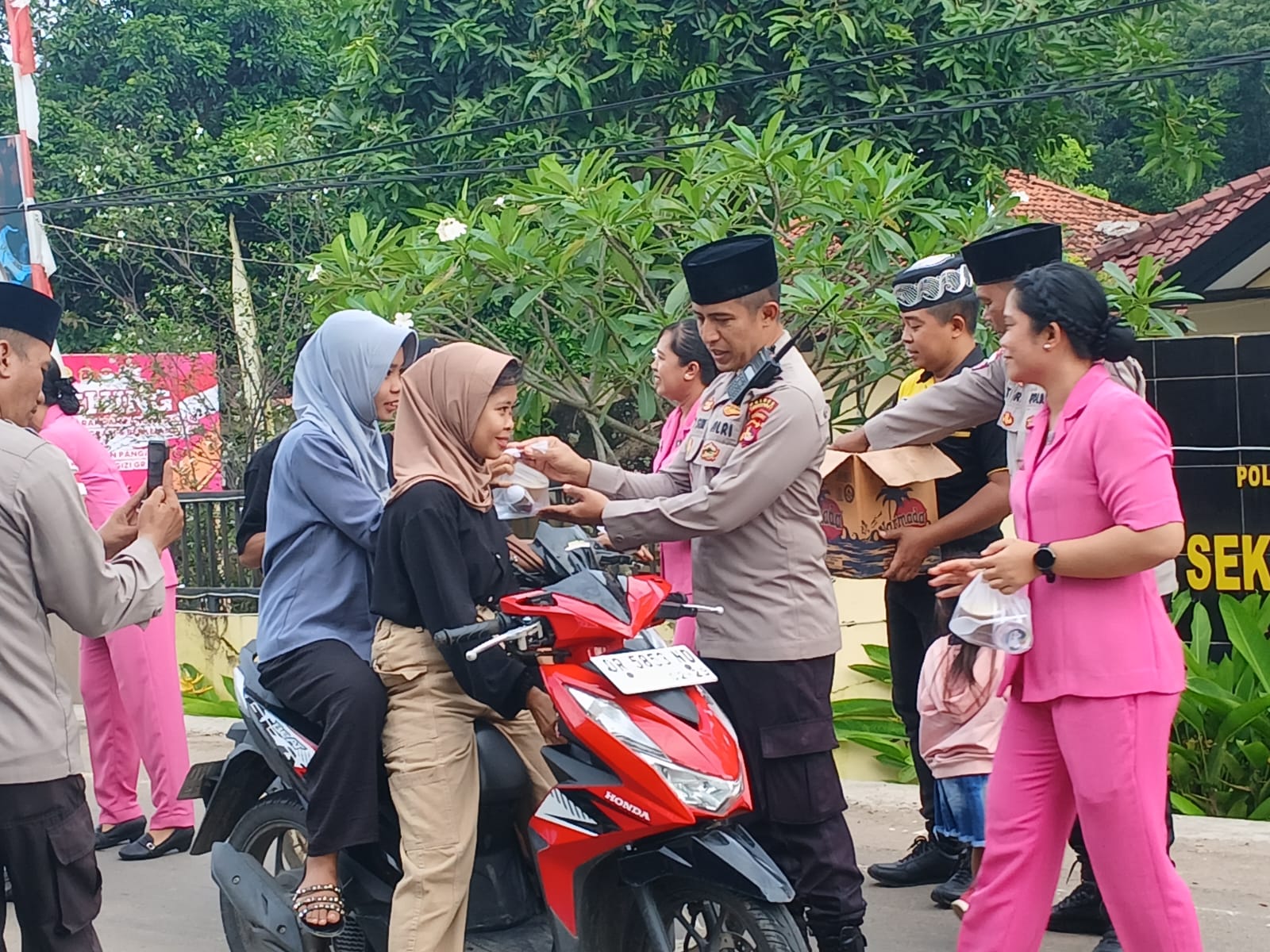 Indahnya Berbagi! Polsek Sekotong Tebar Takjil dan Pesan Kamtibmas