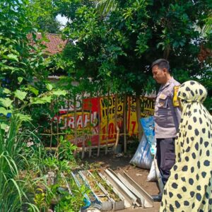 Ketahanan Pangan: Bhabinkamtibmas Desa Perampuan Bantu Warga Maksimalkan Pekarangan