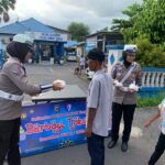 Satlantas Polres Loteng Bagikan Takjil Selama Ramadan