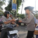 Ramadan Berkah, Kapolres Lombok Tengah Bagikan Takjil kepada Masyarakat.