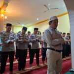 Kapolres Loteng Laksanakan Sholat Tarawih Bersama Masyarakat, Wujud Kehadiran Polri Selama Ramadan