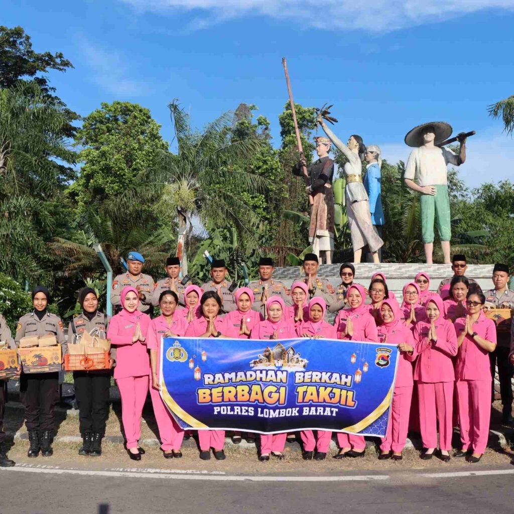 Kapolres Lombok Barat Turun ke Jalan, Bagikan Takjil di Gerung