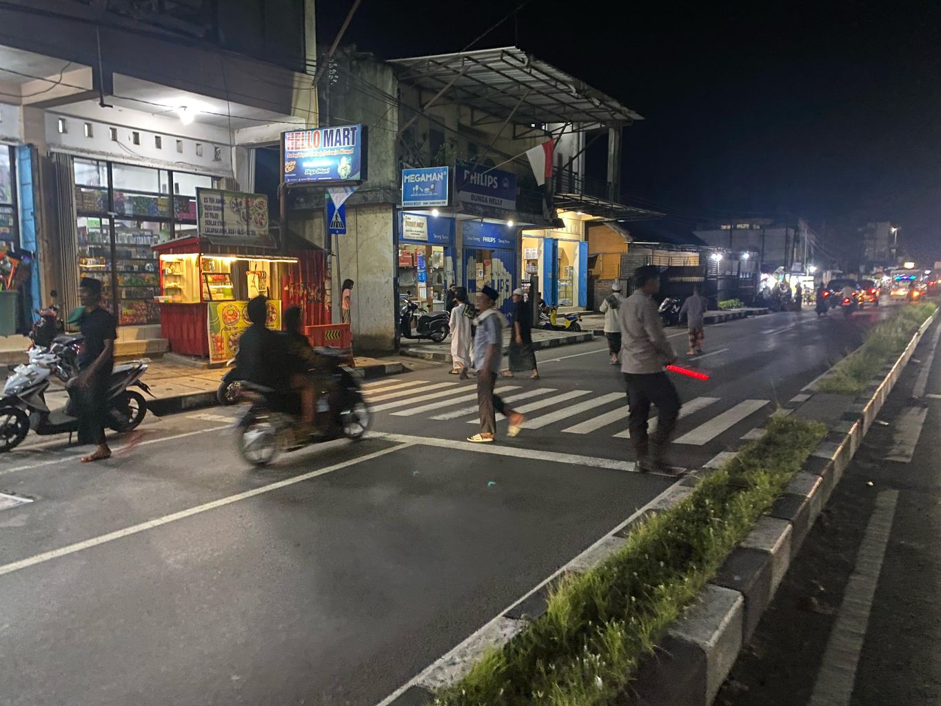 Ibadah Nyaman, Polisi Kawal Sholat Isya dan Tarawih di Kediri