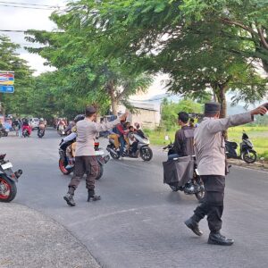 Ngabuburit Aman! Polsek Gerung Atur Lalu Lintas dan Cegah Balap Liar