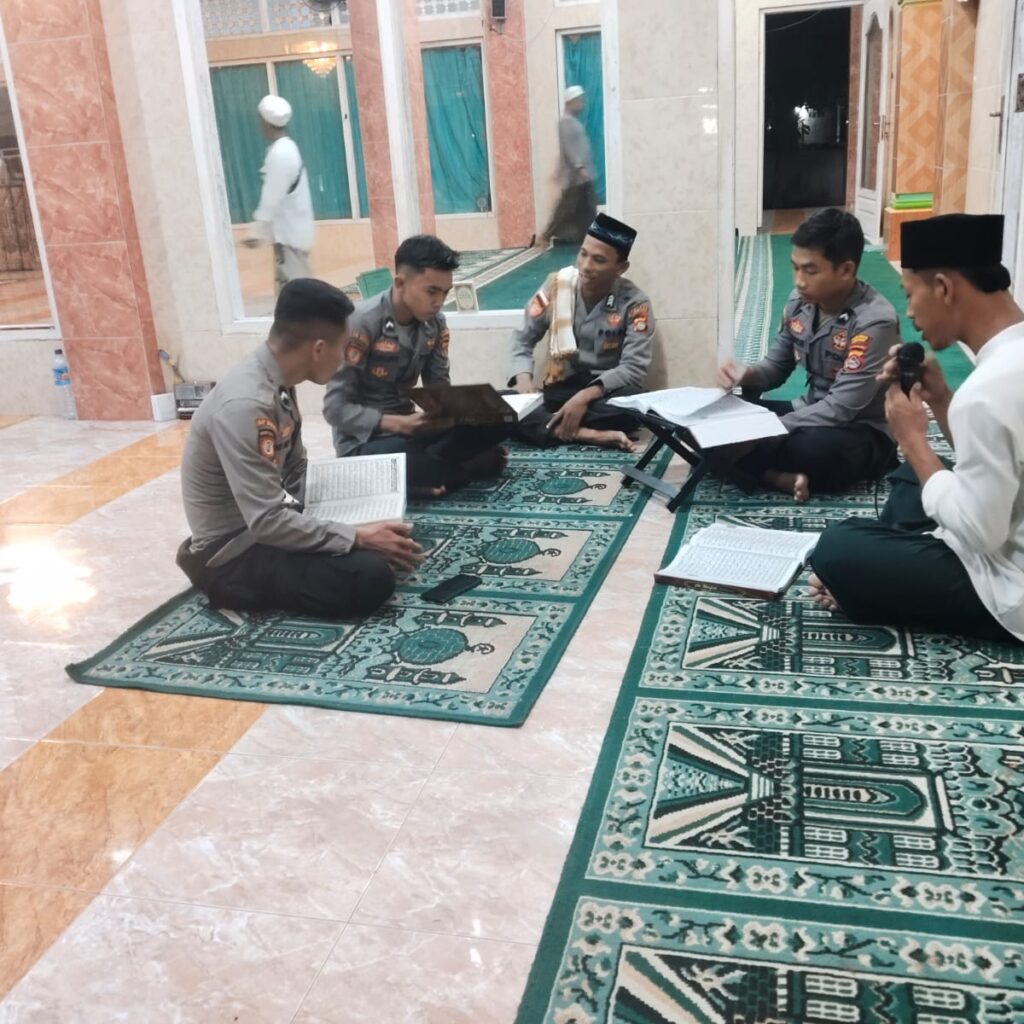 Kompak! Polisi dan Warga Sekotong Laksanakan Tarawih dan Tadarusan Bareng