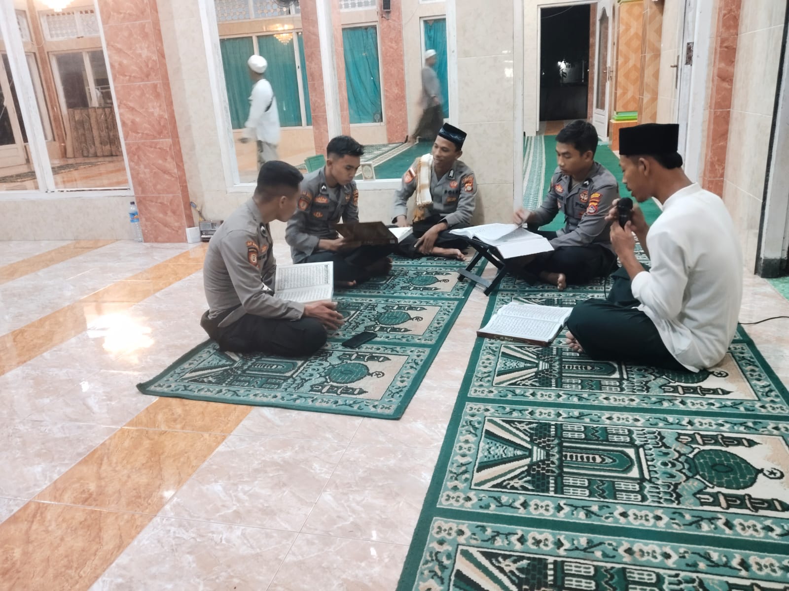 Personel Polsek Sekotong Gelar Tarawih & Tadarusan, Pererat Silaturahmi