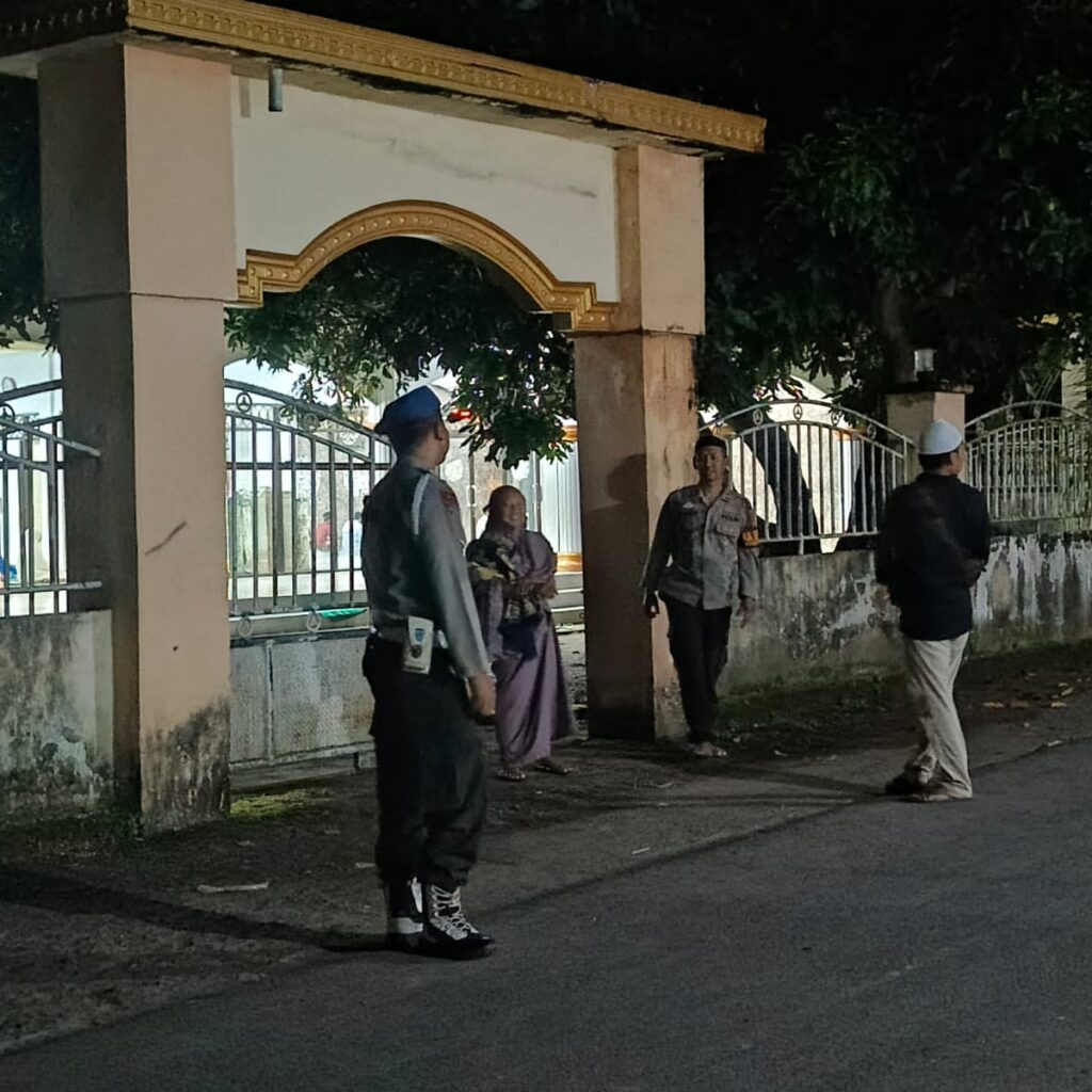 Kelancaran Tarawih di Kuripan: Polisi Atur Lalu Lintas dan Jaga Keamanan