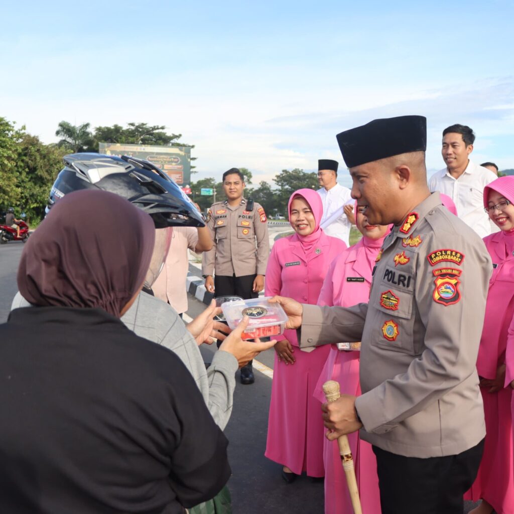 Bakti Polres Lombok Barat: Berbagi Ta’jil, Pererat Silaturahmi