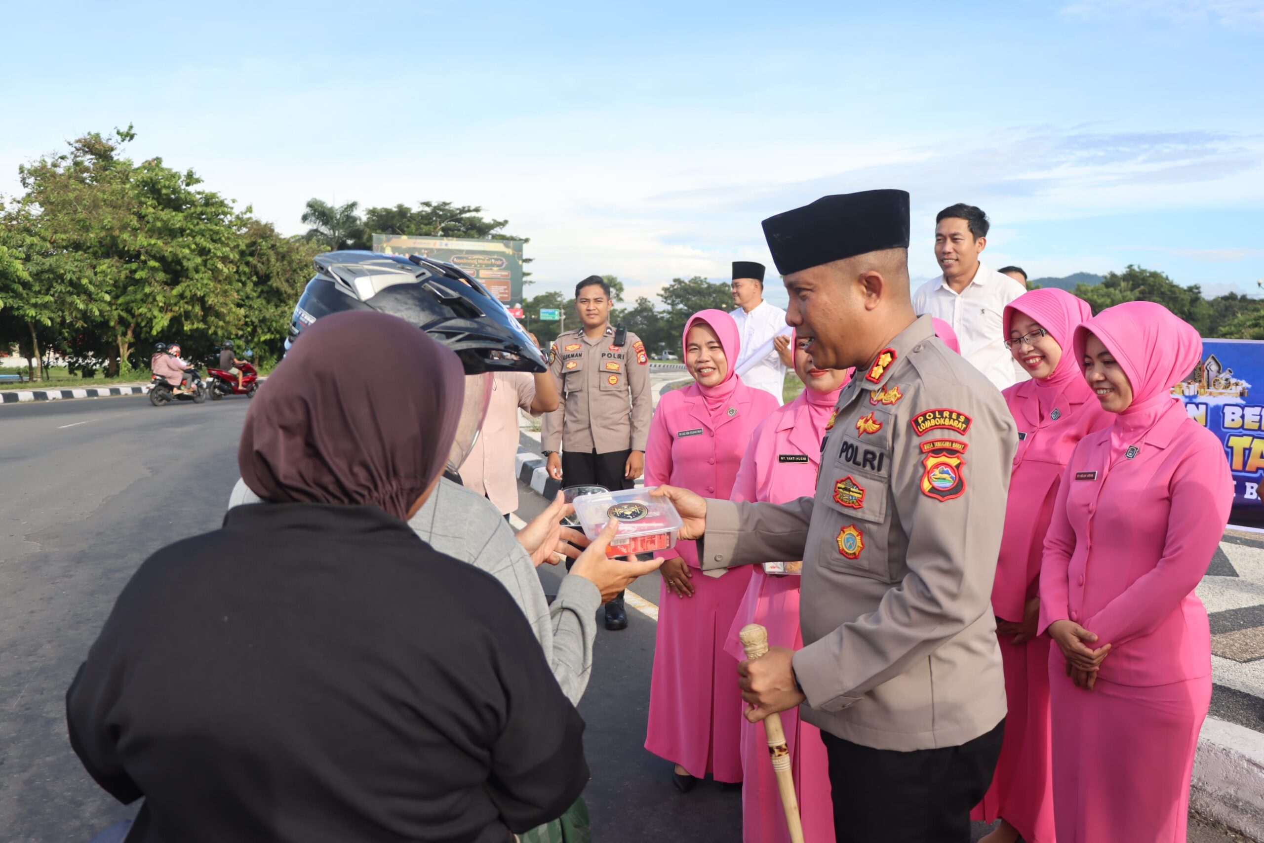 Bakti Polres Lombok Barat: Berbagi Ta’jil, Pererat Silaturahmi