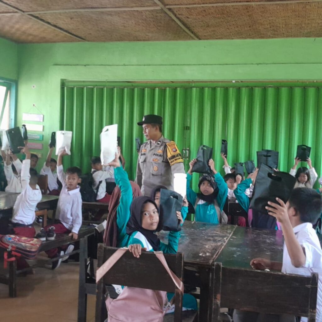 Demi Gizi Anak, Polsek Gerung Awasi Penyaluran Makan Bergizi di SDN 2 Dasan Tapen