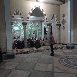 Ramadhan Aman! Polsek Labuapi Jaga Tarawih di Masjid Karang Bangket