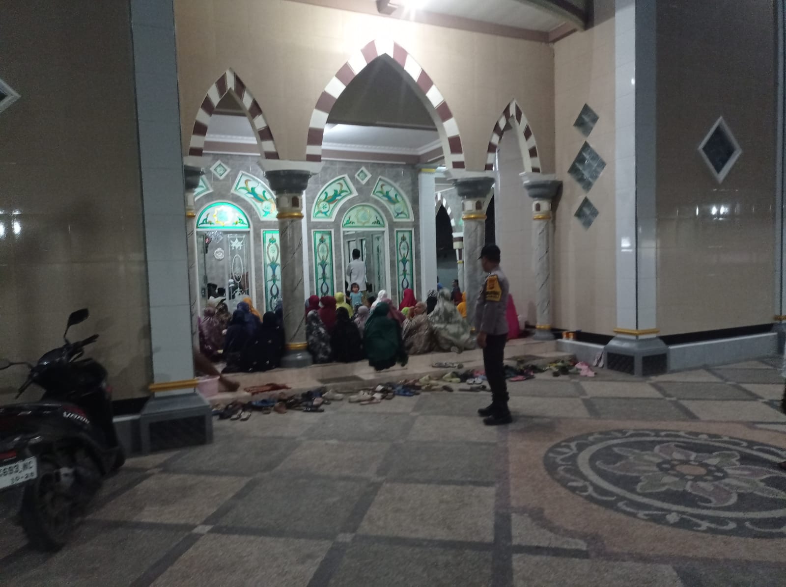 Ramadhan Aman! Polsek Labuapi Jaga Tarawih di Masjid Karang Bangket