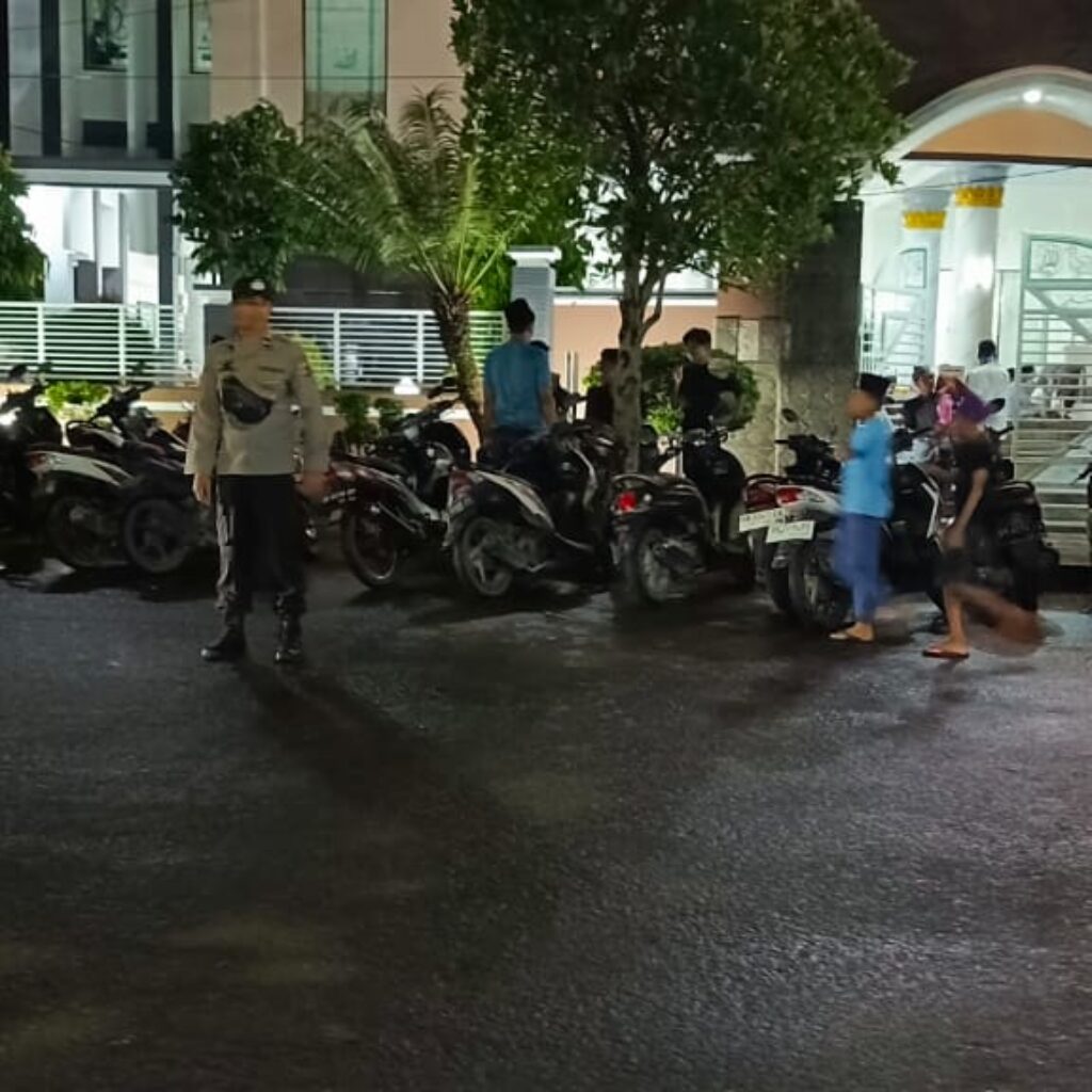 Polsek Labuapi Jamin Keamanan Ibadah Shalat Tarawih Berjamaah di Masjid Arraufurrahim