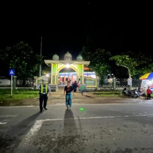 Aman dan Khusyuk! Polisi Sekotong Kawal Sholat Tarawih