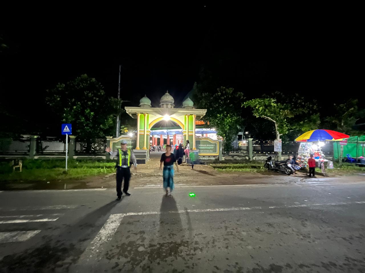 Polsek Sekotong Kawal Tarawih, Ibadah Makin Khusyuk!