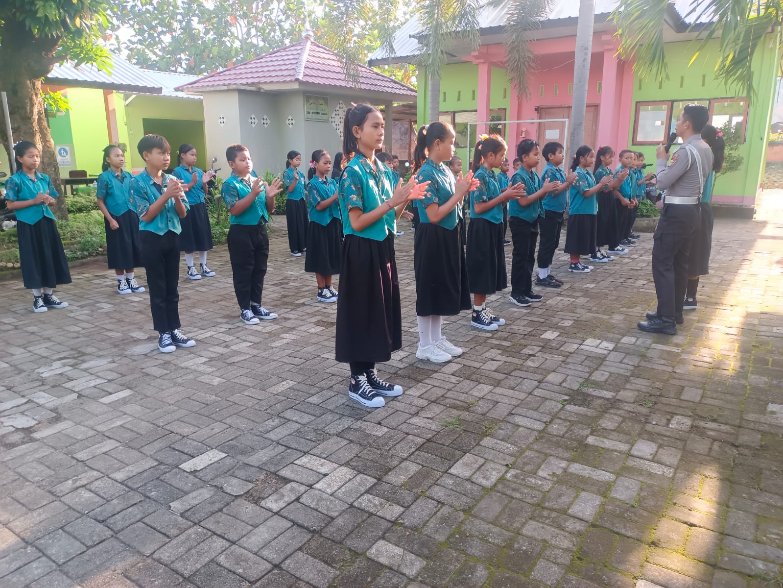 Serunya Pocil di Lombok Barat, Anak SD Dilatih Tertib Lalu Lintas!