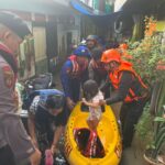 Polda Metro Jaya Bantu Evakuasi Warga Terdampak Banjir di Jatinegara