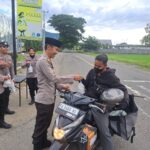 Semarak Ramadhan 1446 H, Polres Sumbawa Barat Bagikan Takjil kepada Pengguna Jalan