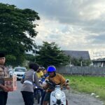 Ciptakan Kebersamaan di Bulan Ramadhan, Polres Sumbawa Barat Bagikan Takjil kepada Masyarakat