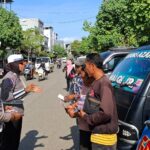 Himbauan Keselamatan Berlalu Lintas oleh Sat Lantas Polres Bima Kota Terhadap Supir Pick Up dan Pembagian Brosur Larangan Memuat Orang di Bak Terbuka