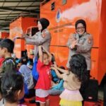 Polwan Polda Metro Laksanakan Trauma Healing Anak-Anak Terdampak Banjir di Bekasi