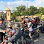 Polres Bima Kota Tebar Kebaikan di Ramadhan, Bagikan Takjil Gratis untuk Pengendara