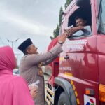 Tebar Kebaikan di Ramadhan Penuh Magfirah, Kapolres Bima Kota Bersama Bhayangkari Berbagi Takjil