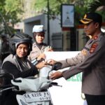 Polres Dompu Berbagi Berkah Ramadhan, Waka Polres dan Kasat Lantas Pimpin Pembagian Takjil