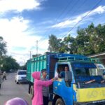 Anggota Polsek Pekat dan Bhayangkari Ranting Pekat Berbagi Takjil di Bulan Suci Ramadhan