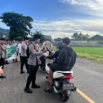 Polres Sumbawa Barat Ajak Anggota Semangat Berbagi dengan Salurkan Takjil ke Pengguna Jalan