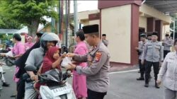 Jelang Berbuka, Sat Intelkam Polres Sumbawa Bagikan Ratusan Paket Takjil