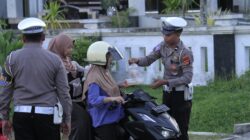 Berkah Ramadhan, Sat Lantas Polres Sumbawa Barat Bagikan Takjil kepada Masyarakat