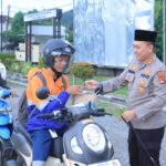 Kapolres Sumbawa Barat Bersama PJU Bagikan Takjil di Depan Mapolres Bagi Pengguna Jalan