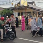 Polri untuk Masyarakat, Polsek Rastim Berbagi Paket Takjil kepada Pengendara