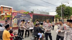 Pererat Hubungan Kepolisian dengan Warga, Kapolres Sumbawa Bagikan Takjil kepada Masyarakat