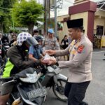 Kegiatan Penuh Kehangatan Kapolres Sumbawa dan Personel Bagikan Takjil kepada Masyarakat