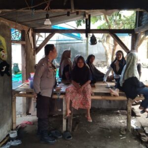 Bhabinkamtibmas Ajak Warga Lombok Barat Manfaatkan Lahan Rumah