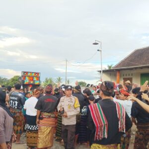 Polisi Kawal Tradisi Nyongkolan demi Kelancaran dan Keamanan Publik