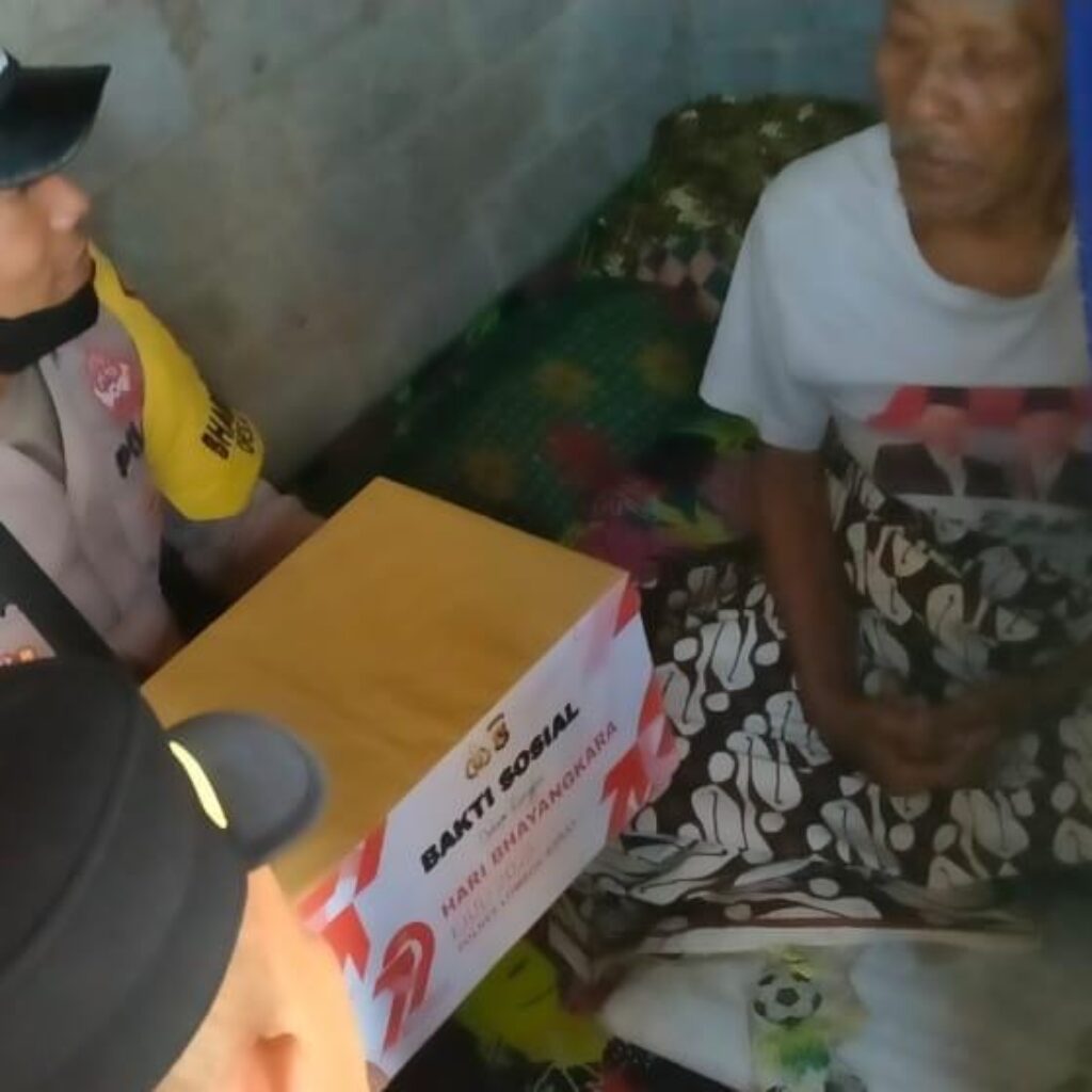 Hari Bhayangkara 79 Polsek Kediri Gelar Baksos di Dusun Ombae