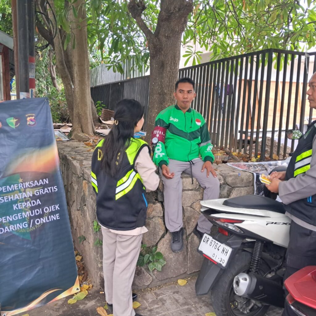 Lombok Barat, NTB – Kepolisian Resor Lombok Barat (Polres Lobar) menunjukkan komitmennya dalam menjaga kesehatan dan kesejahteraan Masyarakat. Khususnya para pengemudi ojek online (ojol), melalui kegiatan pemeriksaan kesehatan dan pemberian vitamin gratis. Inisiatif SI DOKKES Polres Lombok Barat Kapolres Lombok Barat, Polda NTB, AKBP Yasmara Harahap, S.I.K., melalui Kepala Bagian Sumber Daya Manusia (Kabag SDM), AKP Dewi Komalasari, S.H., mengatakan bahwa program pemeriksaan kesehatan gratis ini diinisiasi oleh Bidang Kedokteran dan Kesehatan (Dokkes) Polres Lombok Barat. Dengan fokus utama pada kelompok masyarakat yang memiliki mobilitas tinggi dan rentan terhadap berbagai risiko kesehatan. "Kami ingin memastikan bahwa para pengemudi ojek online, sebagai salah satu garda terdepan perekonomian digital, tetap dalam kondisi prima," ujar Kepala Bagian Sumber Daya Manusia (Kabag SDM) Polres Lombok Barat, AKP Dewi Komalasari, S.H. Kegiatan ini secara spesifik dilaksanakan pada Kamis (12/6/2025), dipusatkan di area yang mudah dijangkau oleh para pengemudi ojek online di wilayah Lombok Barat. Antusiasme terlihat dari kehadiran para peserta yang berbondong-bondong untuk memeriksakan kondisi kesehatan mereka. Manfaat Langsung bagi Pengemudi Ojek Online Dalam kegiatan ini, para pengemudi ojek online mendapatkan beragam layanan kesehatan, termasuk pemeriksaan tekanan darah, cek gula darah, serta konsultasi kesehatan singkat dengan tenaga medis dari Dokkes Polres Lombok Barat. Selain itu, mereka juga diberikan suplemen vitamin untuk menjaga daya tahan tubuh, terutama mengingat intensitas kerja yang tinggi di jalan raya. "Kami sangat terbantu dengan adanya program seperti ini. Kadang kami tidak sempat memeriksakan kesehatan karena sibuk bekerja," tutur salah satu pengemudi ojek online yang enggan disebutkan namanya. "Pemberian vitamin juga sangat bermanfaat, apalagi di musim pancaroba seperti sekarang." Target dan Dampak Positif Pada kesempatan ini, Polres Lombok Barat menargetkan setidaknya 25 orang pengemudi ojek online dapat terlayani. Angka ini diharapkan dapat terus meningkat pada kegiatan serupa di masa mendatang. AKP Dewi Komalasari menambahkan bahwa target 25 orang ini adalah awal. “Kami berharap kegiatan ini dapat menjadi agenda rutin dan menjangkau lebih banyak lapisan masyarakat di kemudian hari,” imbuhnya. Inisiatif seperti ini tidak hanya mencerminkan peran kepolisian dalam menjaga keamanan dan ketertiban, tetapi juga menunjukkan kepedulian terhadap aspek kesehatan dan kesejahteraan sosial. Dengan kondisi fisik yang prima, para pengemudi ojek online diharapkan dapat menjalankan profesi mereka dengan lebih optimal, yang pada akhirnya akan berdampak positif pada stabilitas ekonomi lokal. Komitmen Polres Lombok Barat untuk Masyarakat Kegiatan bakti kesehatan ini merupakan salah satu dari sekian banyak program sosial yang digalakkan oleh Polres Lombok Barat. Komitmen untuk selalu hadir dan memberikan pelayanan terbaik kepada masyarakat adalah pijakan utama. Melalui program SI DOKKES, Polres Lombok Barat berharap dapat terus berkontribusi dalam menciptakan masyarakat yang sehat dan produktif. "Ini adalah wujud nyata kepedulian kami terhadap masyarakat. Kami ingin Polri tidak hanya dilihat sebagai penegak hukum, tetapi juga sebagai sahabat masyarakat yang peduli terhadap kesejahteraan mereka," pungkas AKP Dewi Komalasari. Dengan berlanjutnya program-program kemanusiaan seperti ini, diharapkan sinergi antara kepolisian dan masyarakat dapat semakin erat. Menciptakan lingkungan yang lebih aman, sehat, dan sejahtera bagi seluruh warga Lombok Barat.